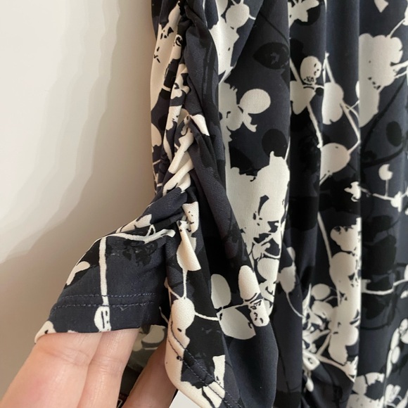 Alfani Women’s Large Scoop Neck Ruched Short Sleeve Blouse White Black Grey - Picture 5 of 11